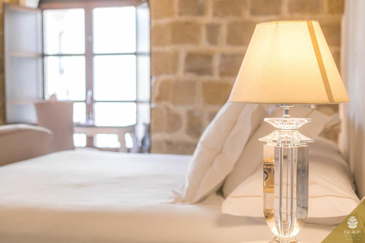 Hotel Palacio De Ubeda 5 G.L Exterior photo A table lamp