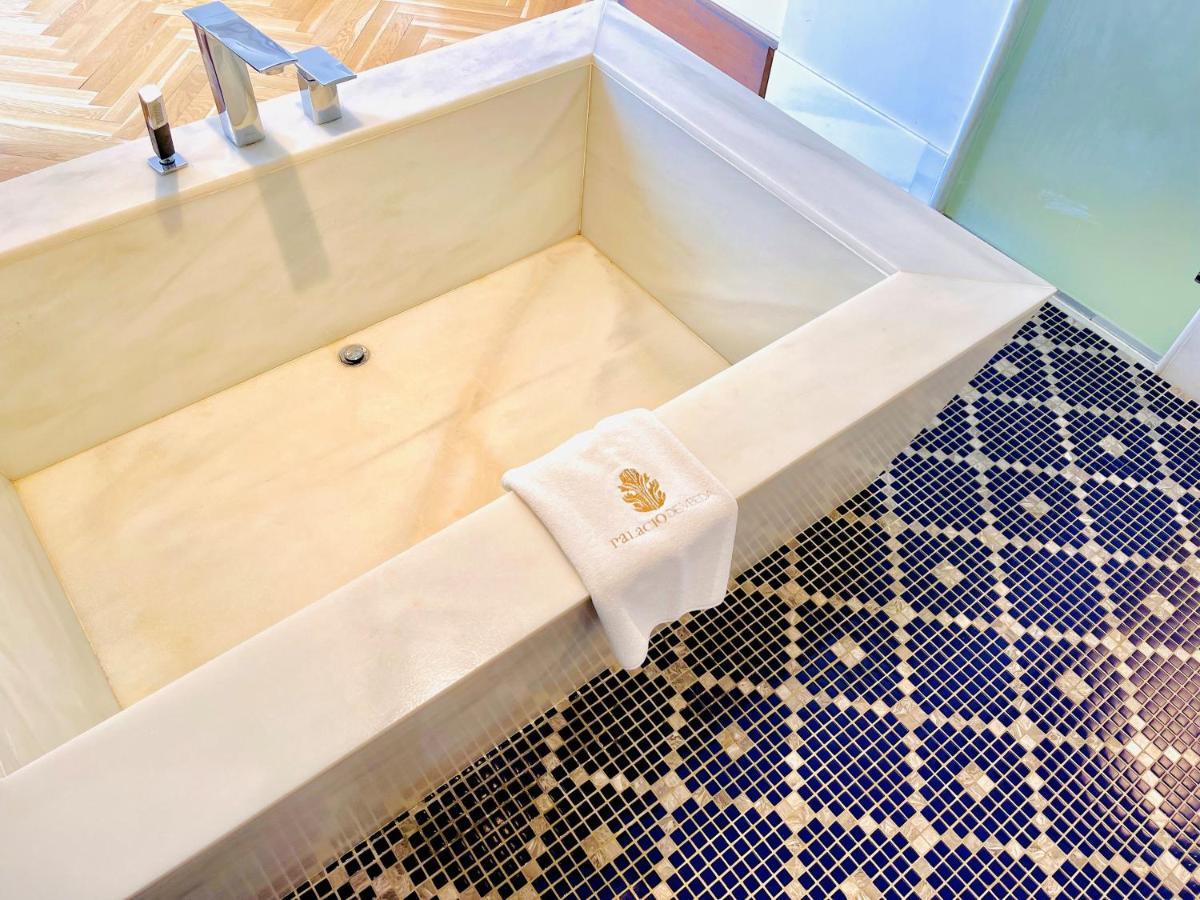 Hotel Palacio De Ubeda 5 G.L Exterior photo A freestanding bathtub