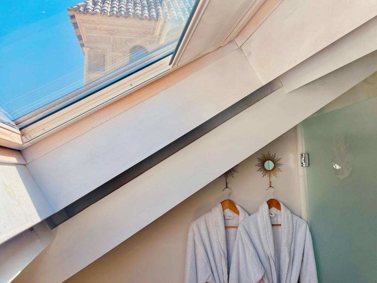 Hotel Palacio De Ubeda 5 G.L Exterior photo A skylight in a bathroom