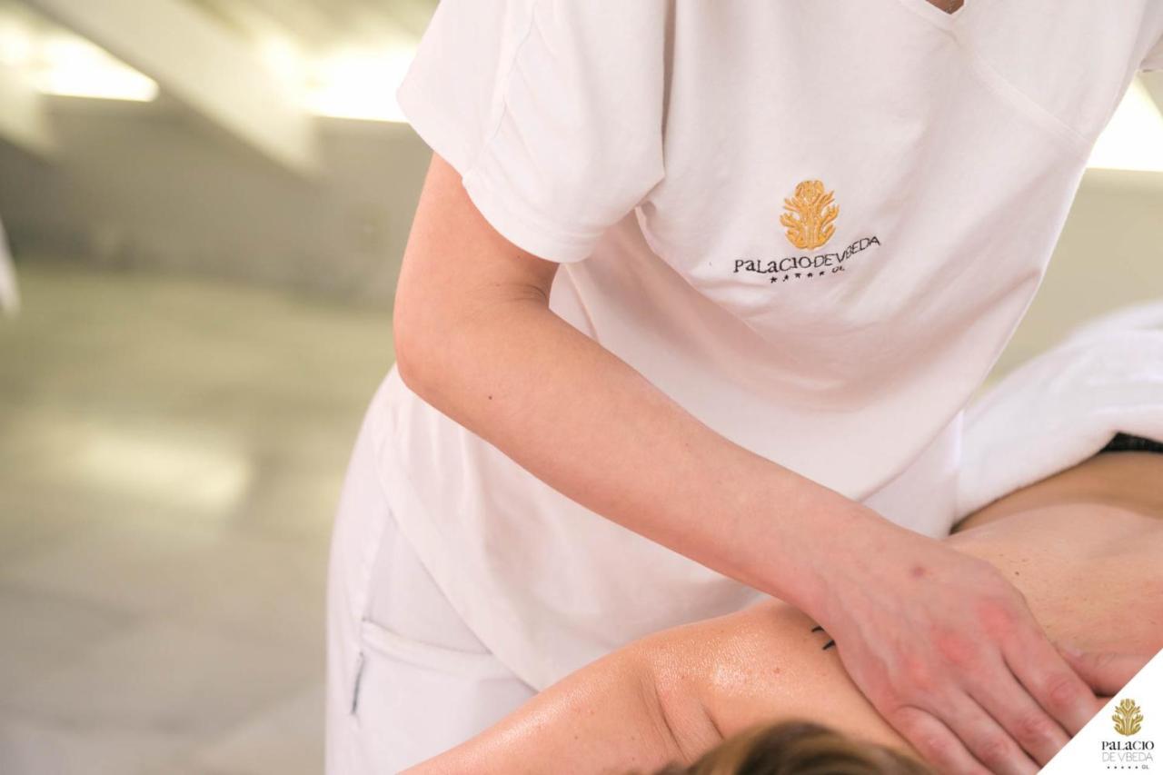 Hotel Palacio De Ubeda 5 G.L Exterior photo A physiotherapist treating a patient