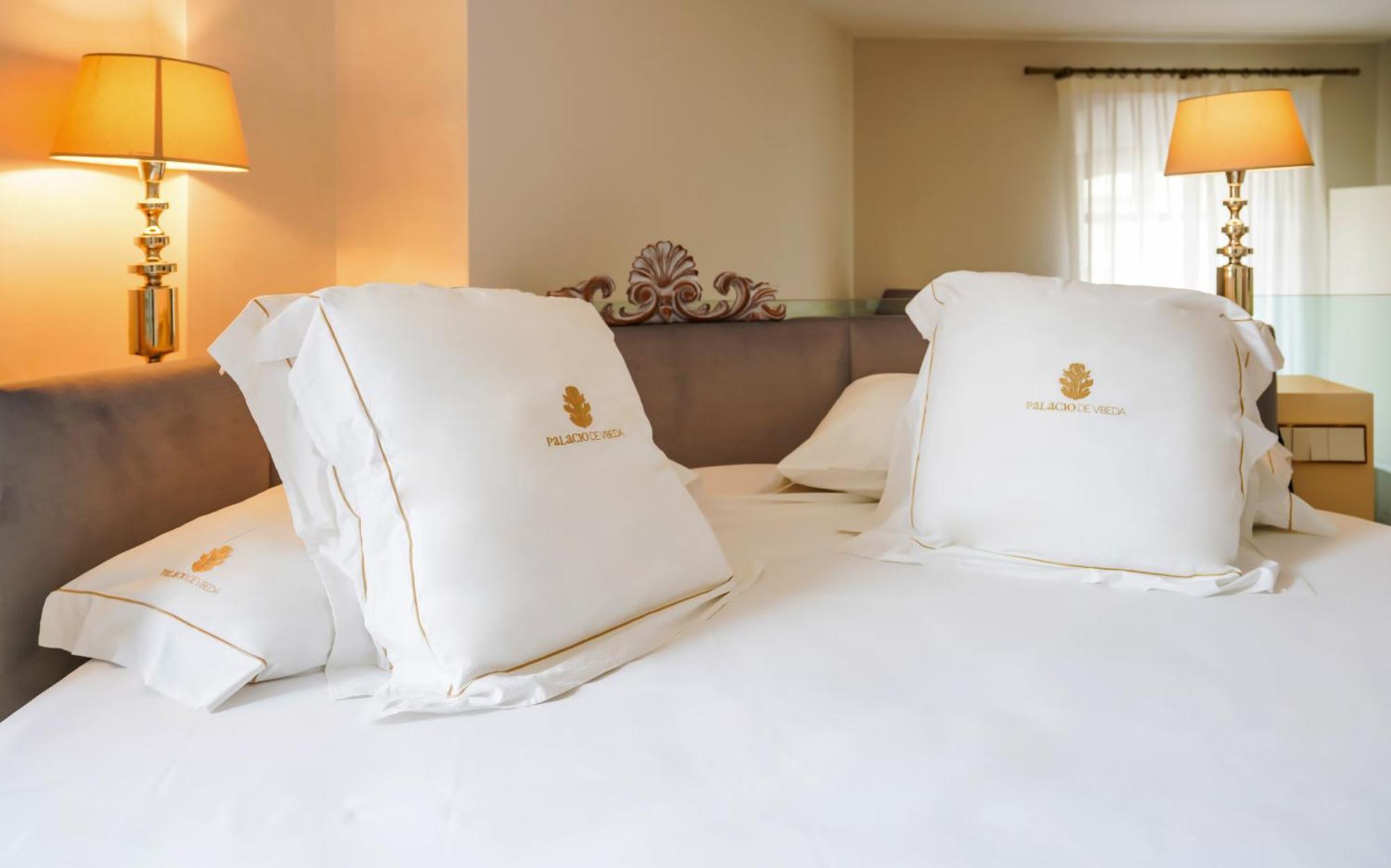 Hotel Palacio De Ubeda 5 G.L Exterior photo Pillows on a bed